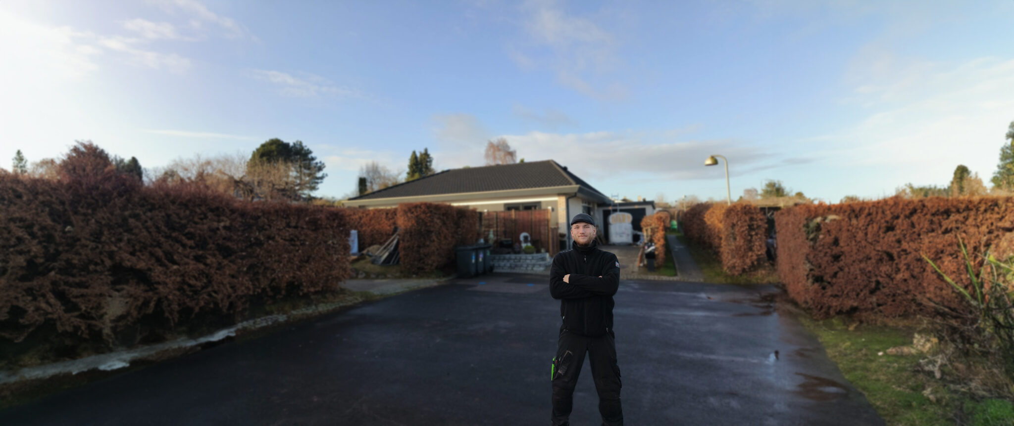 Oliver Raxgaard foran færdigt tagprojekt